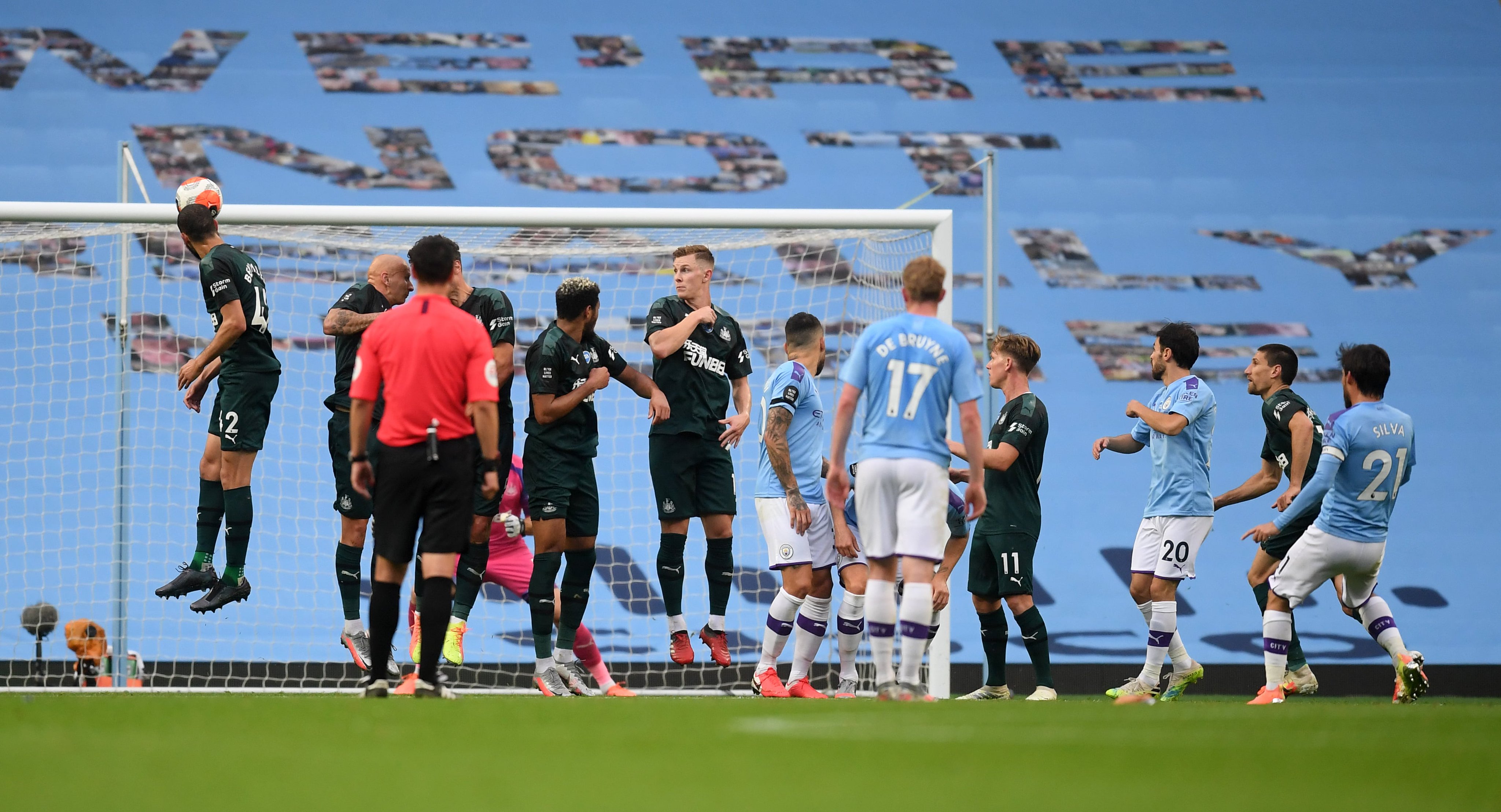 WTT香港总决赛选手城市照，王楚钦率先到达拍照地点